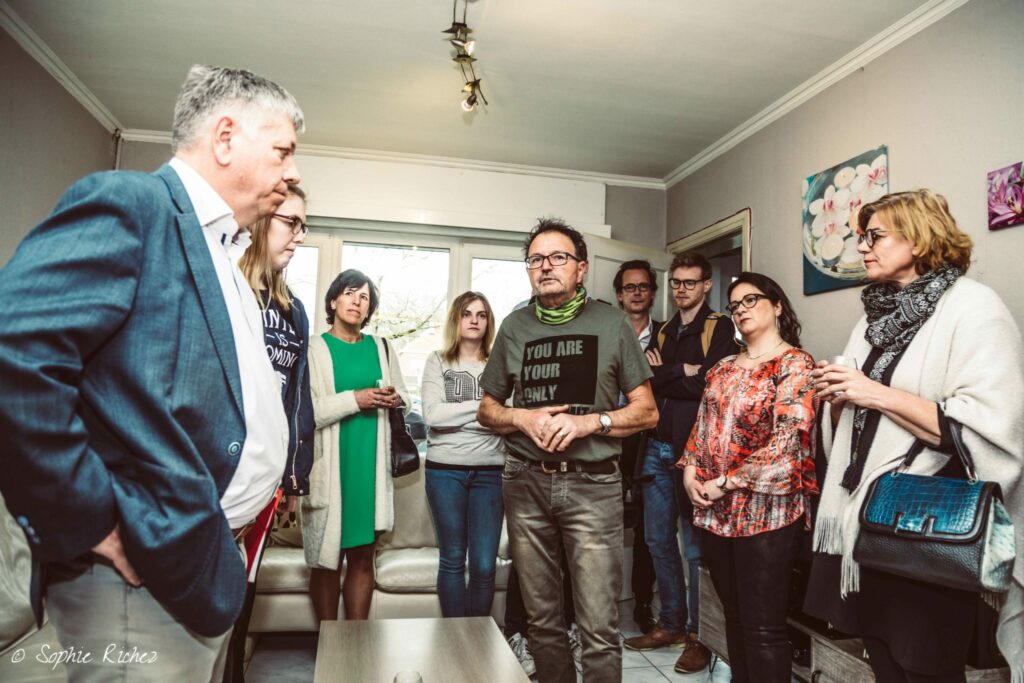 ©SoRi - Een medewerker heeft uitleg over het project Autonoom wonen