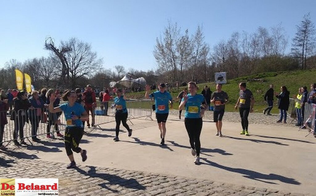 De Collega's Lierde bereiken de finish.