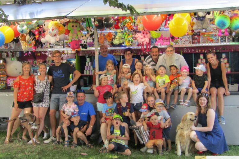 groep kindjes CKG Den Boomgaard op kermis Sesjans