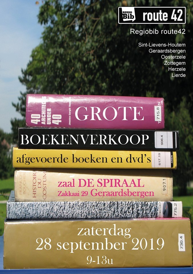Stapel boeken met aankondiging boekenverkoop.
