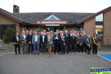 Groepsfoto WTC Sportief Lierde op het gemeentehuis.