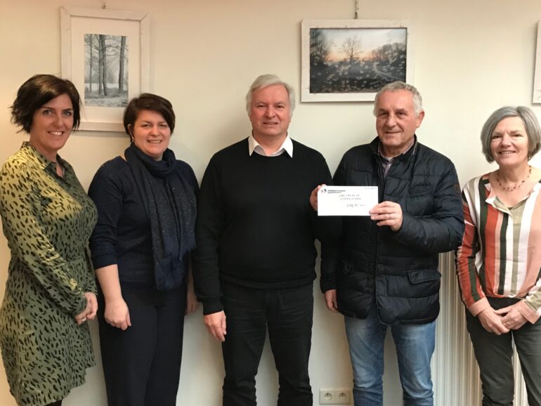 cheque sterzingen overhandigd door voorzitter Cantacansa