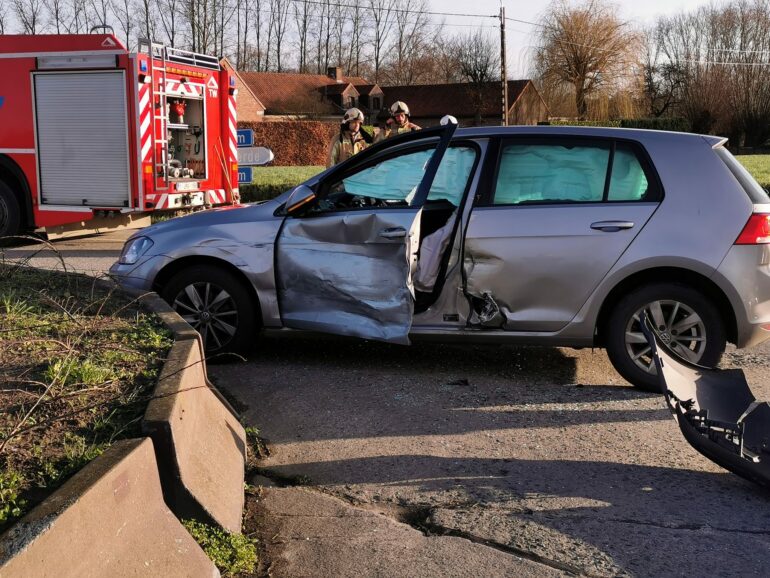 Beschadigde wagen rondpunt Pijperzele