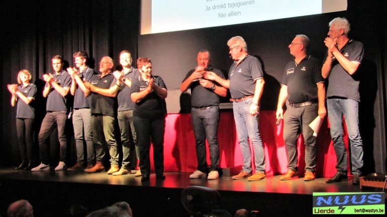 Alle spelers van 't spelleke van Lierde op het podium
