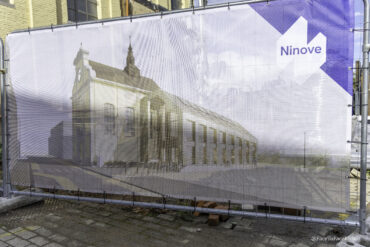 Het toeristisch bezoekerscentrum krijgt een nieuw bijgebouw. Met die nieuwbouw wil Ninove zich nog sterker op de toeristische kaart zetten, want met historische gebouwen als de Abdijkerk, het oud stadhuis, de Koepoort … en prachtige natuur (de Dender met het jaagpad, Neigembos, Diepe Straten, de historische kouter …) heeft de stad heel wat te bieden.