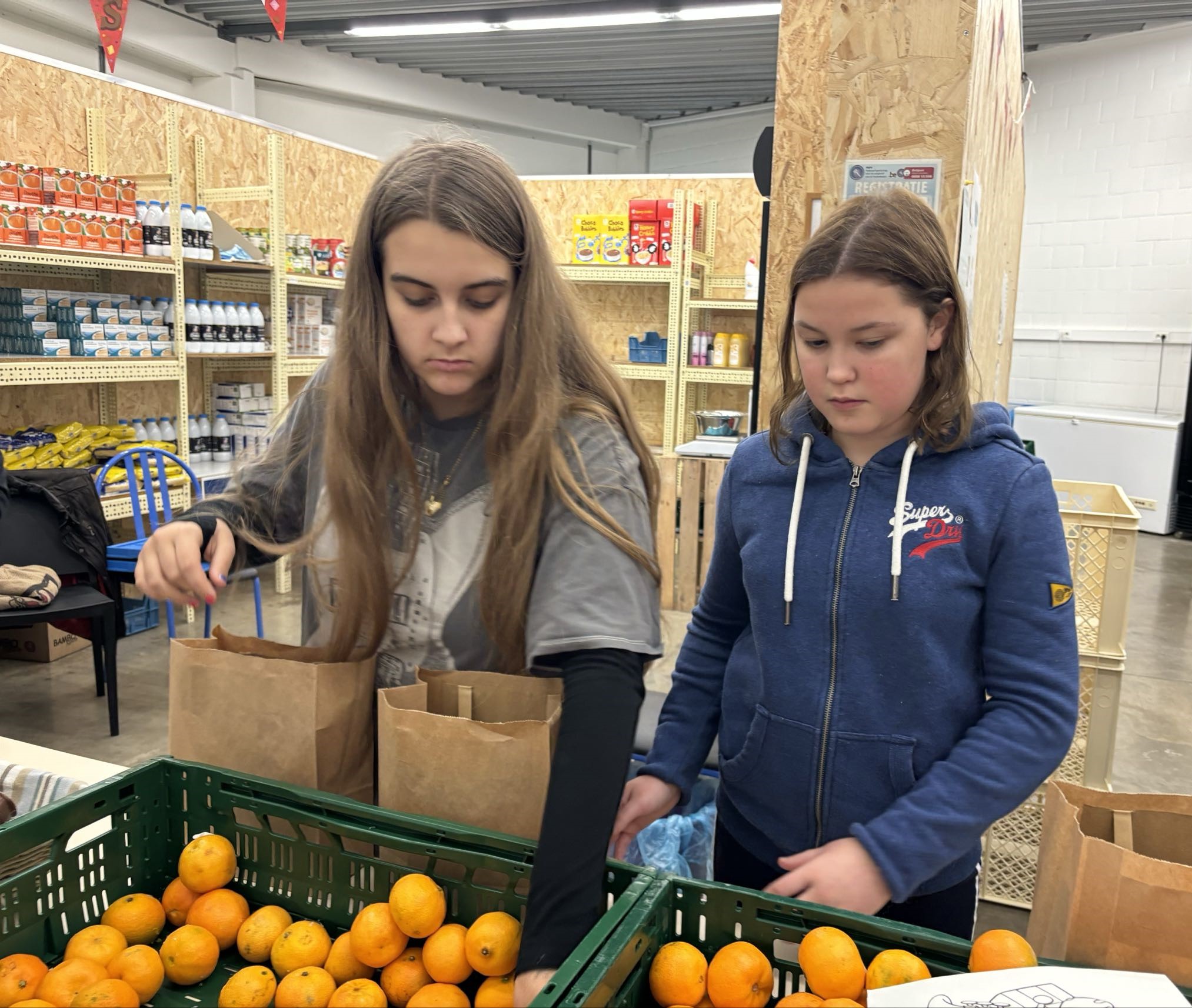 Leerlingen GO! MS Ninove helpen bij de Sociale Kruidenier ‘t Winkeltje