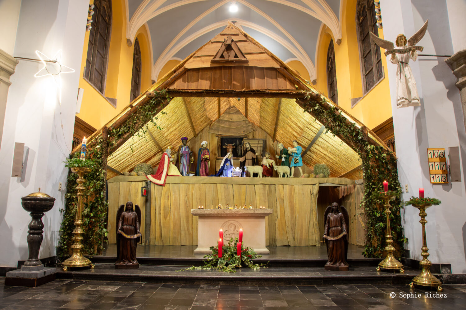 grote kerststal in het hoogkoor in de Sint-Christoffelkerk te Pollare