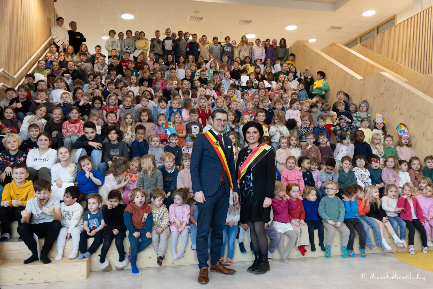 Dag van de directeur, Burgemeester Fernand Van Trimpont en Leen Parmentier met de leerlingen van BS Klim Op Zandbergen