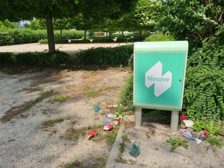 Zwerfvuil Appelterre aan parking Kerkhof
