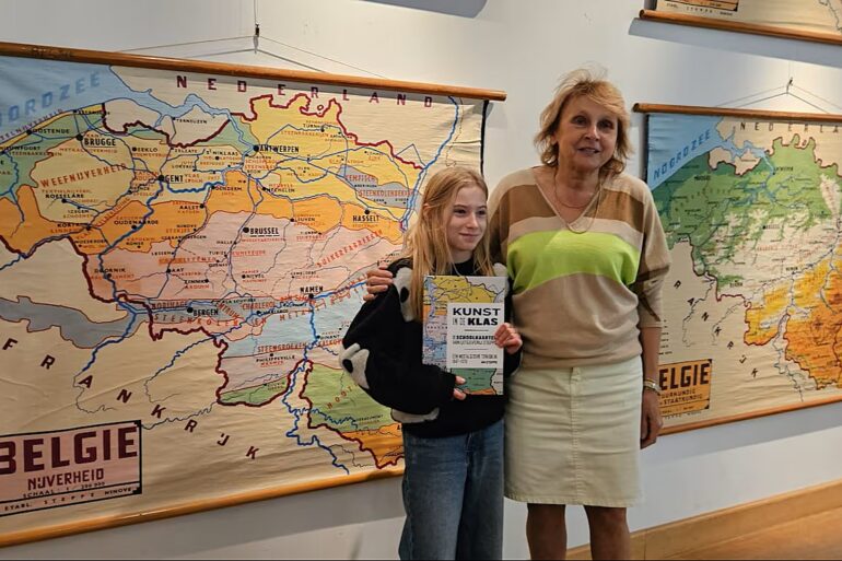 Fien Vernaillen (12) kreeg als 1.000ste bezoeker van de tentoonstelling 'Kunst in de klas' onverwachts een gratis boek overhandigd door auteur An Steppe. © ingestuurde foto