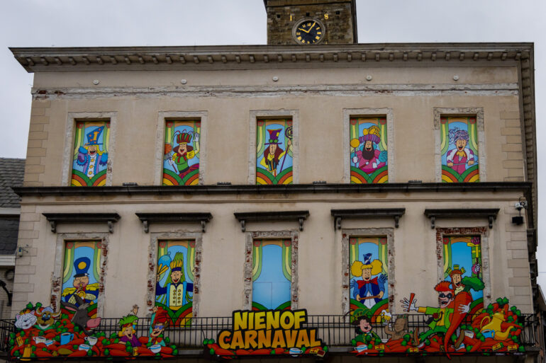 Het Oud Stadhuis wordt elk jaar in een carnavalsjasje gestoken.