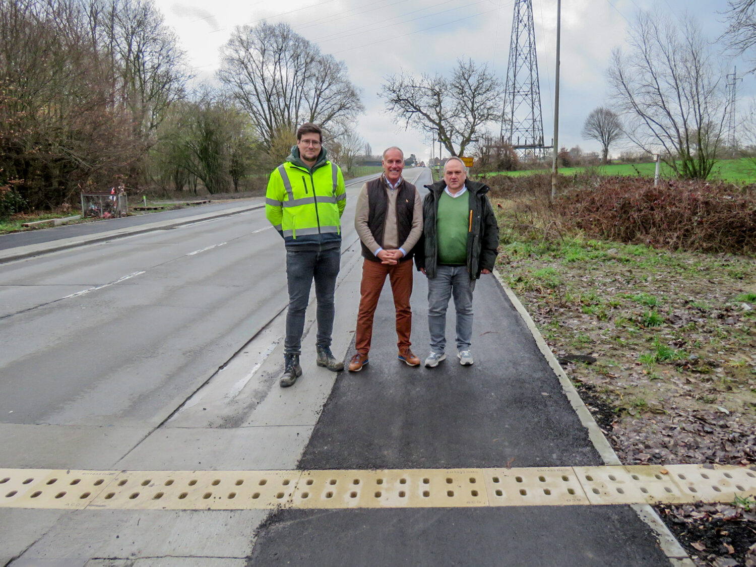 Vernieuwde Ninoofsesteenweg en Denderhoutembaan klaar: comfortabeler en veiliger onderweg met de fiets