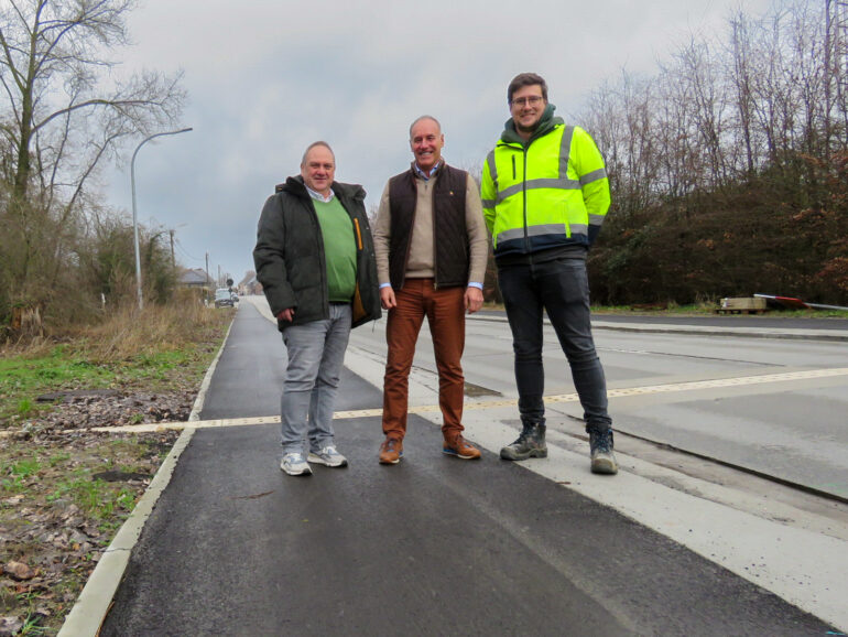 Vernieuwde Ninoofsesteenweg en Denderhoutembaan klaar: comfortabeler en veiliger onderweg met de fiets