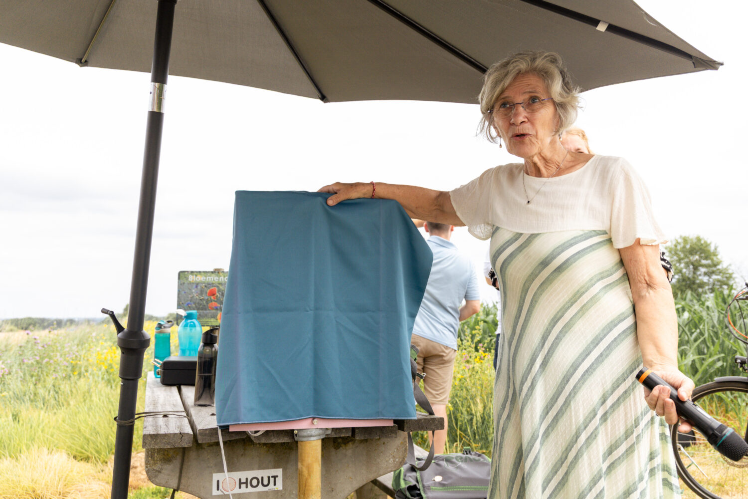 onthulling tekstbord ‘Vertelkapel’ door Natalie Van herteryck