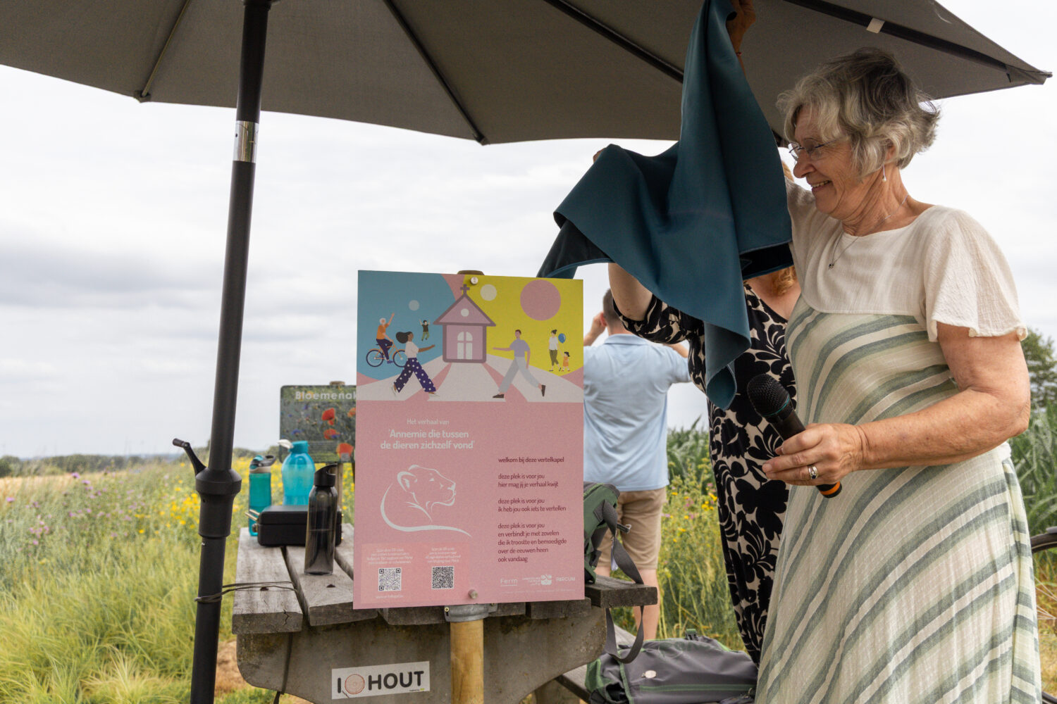 onthulling tekstbord ‘Vertelkapel’ door Natalie Van herteryck