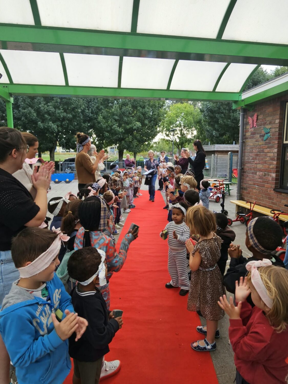 Poetshulp Vera met pensioen na jarenlange inzet voor SBS De Lettertuin